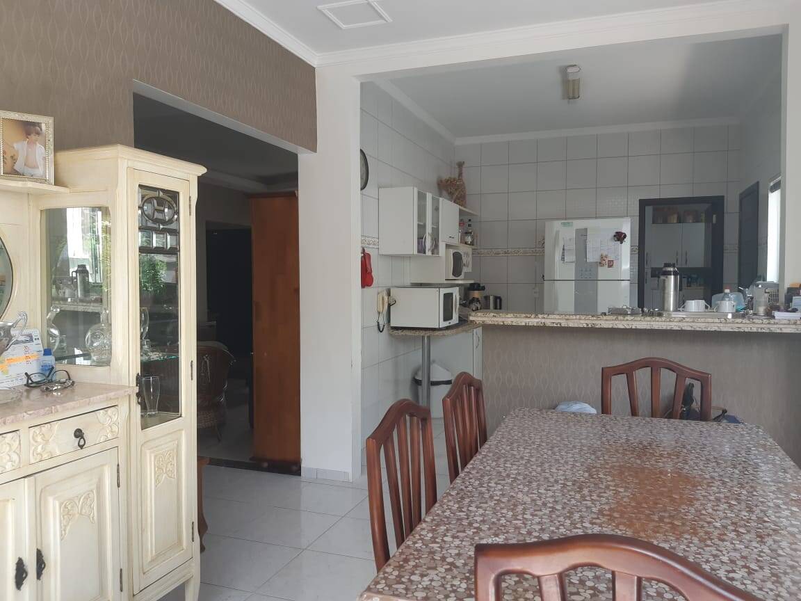 Casa à venda e aluguel com 3 quartos, 219m² - Foto 4