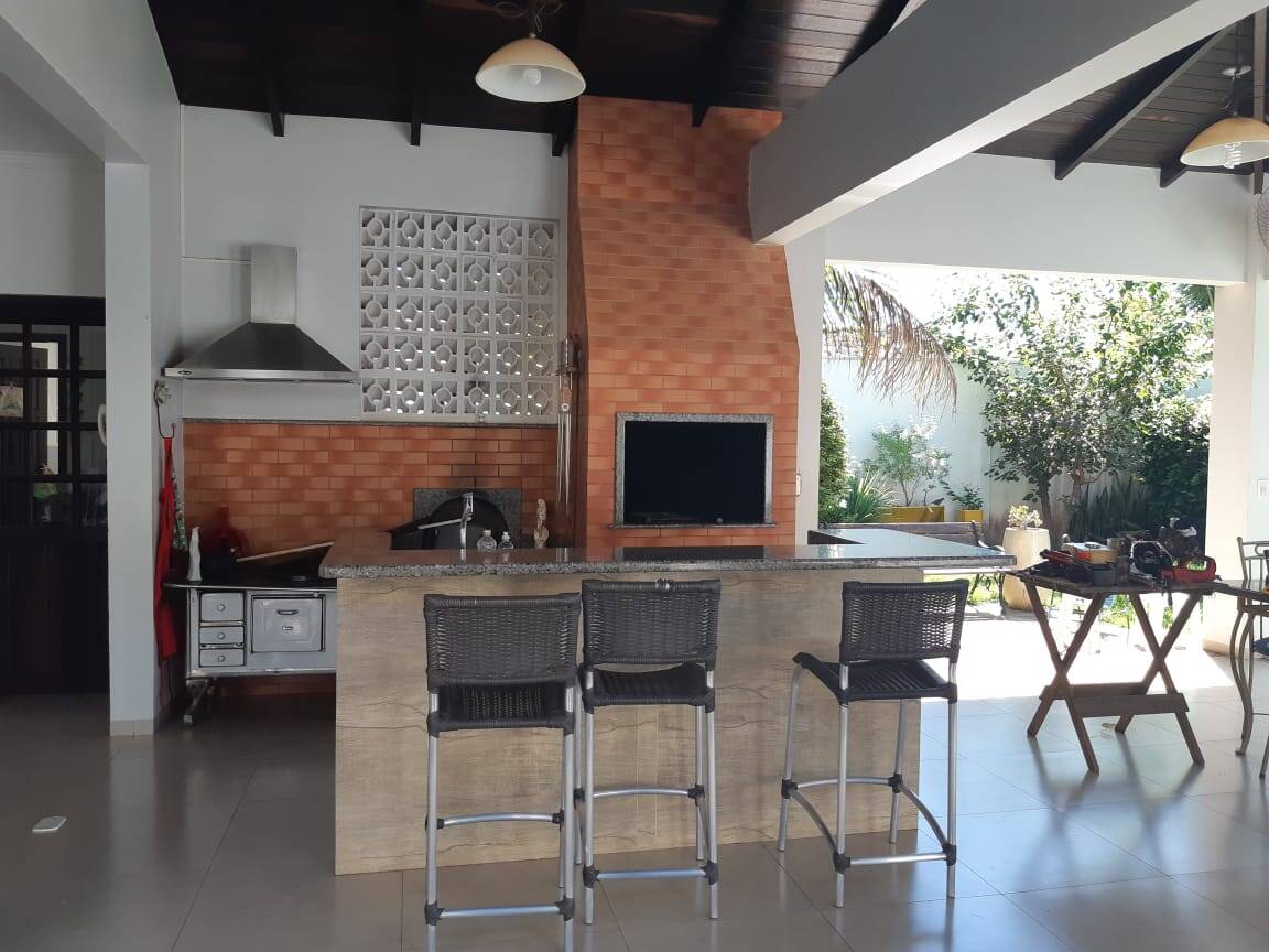 Casa à venda e aluguel com 3 quartos, 219m² - Foto 3