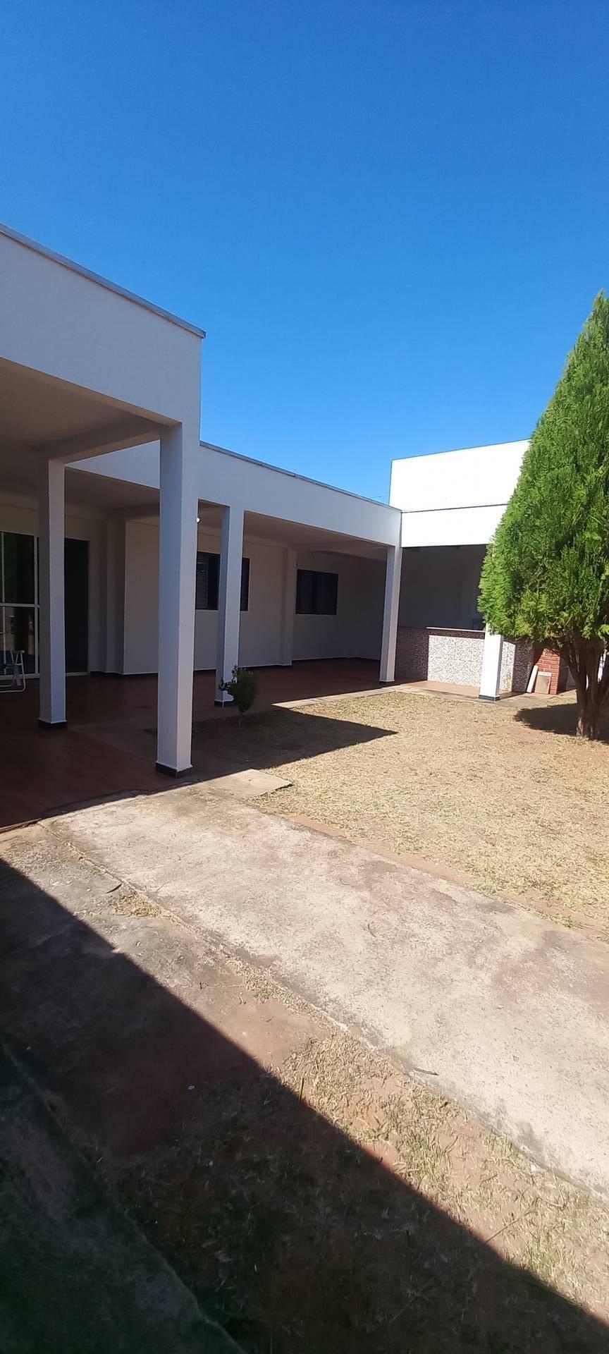 Casa à venda e aluguel com 3 quartos, 1224m² - Foto 1